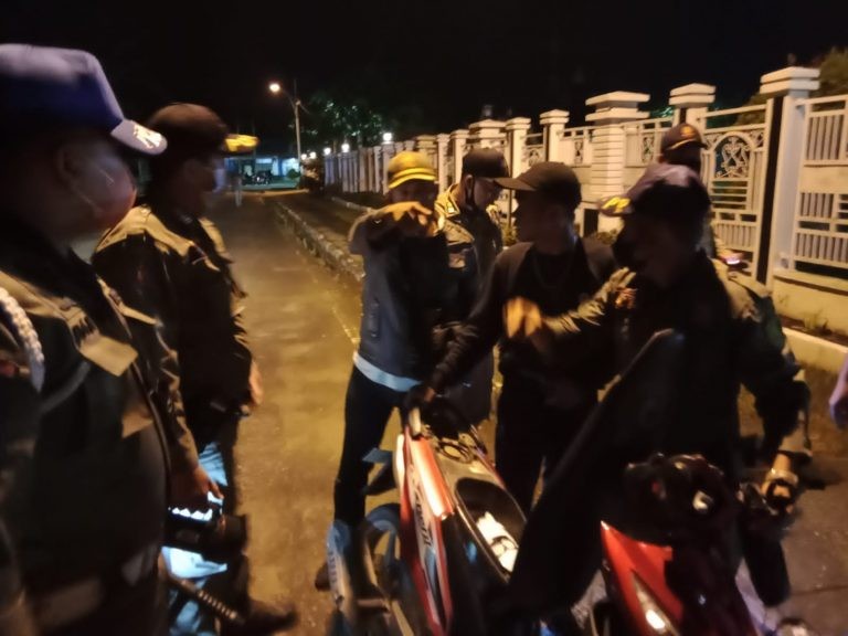 Bawa Tuak dan Berfoto di Depan Rumdis Bupati Inhil, 3 Pemuda Digeledah Satpol PP