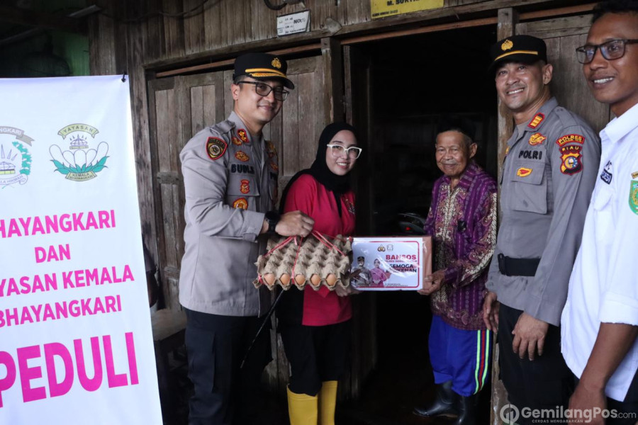 Kapolres Inhil Berikan Bantuan Sosial Pada Warga Terdampak Banjir