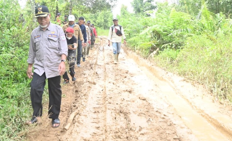 H Mashuri Pantau Kondisi Jalan Menuju Tiga Desa di Jangkat