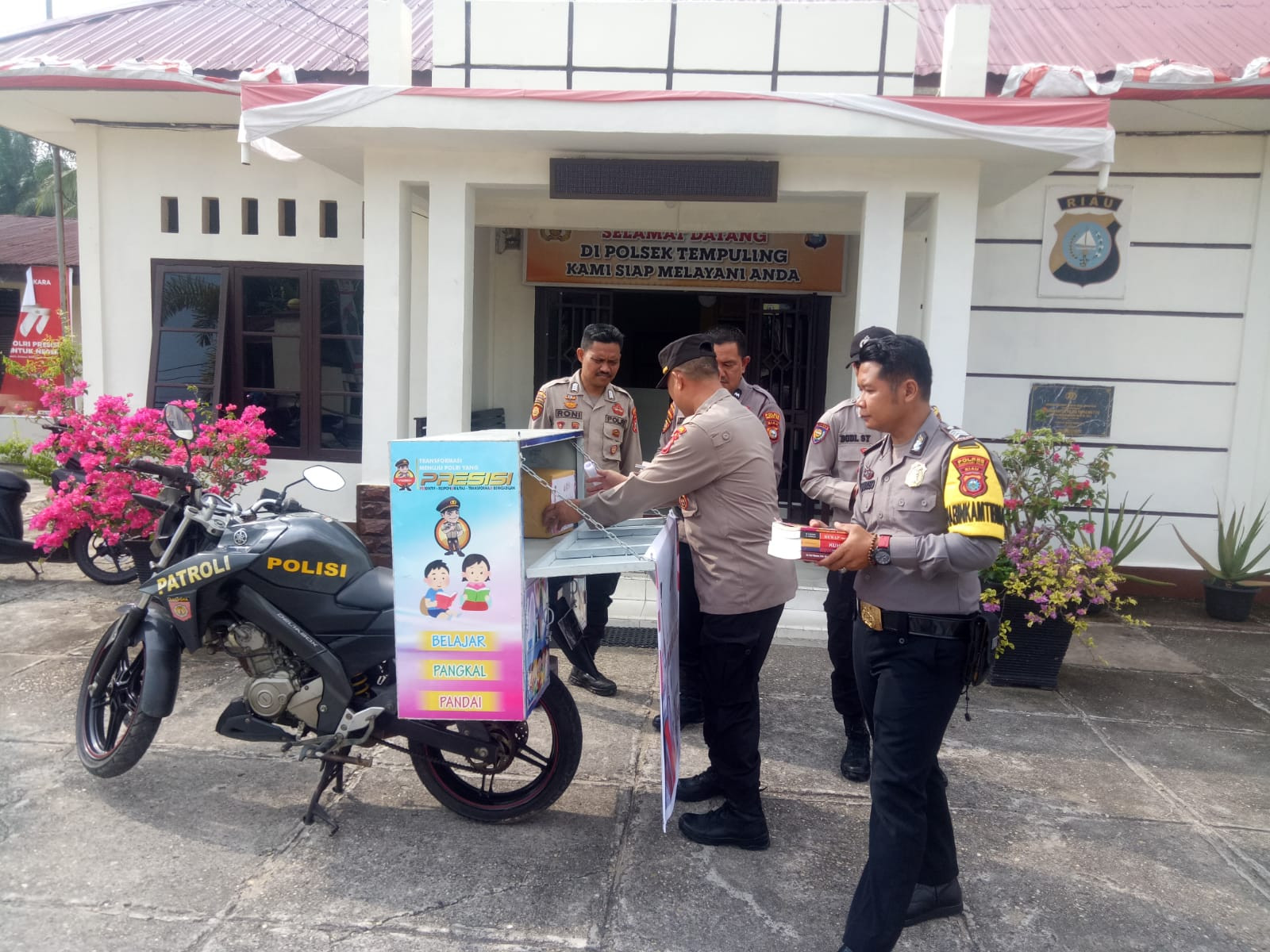 Budaya Literasi dan Perpustakaan Keliling Polsek Tempuling Diapresiasi Pihak Sekolah