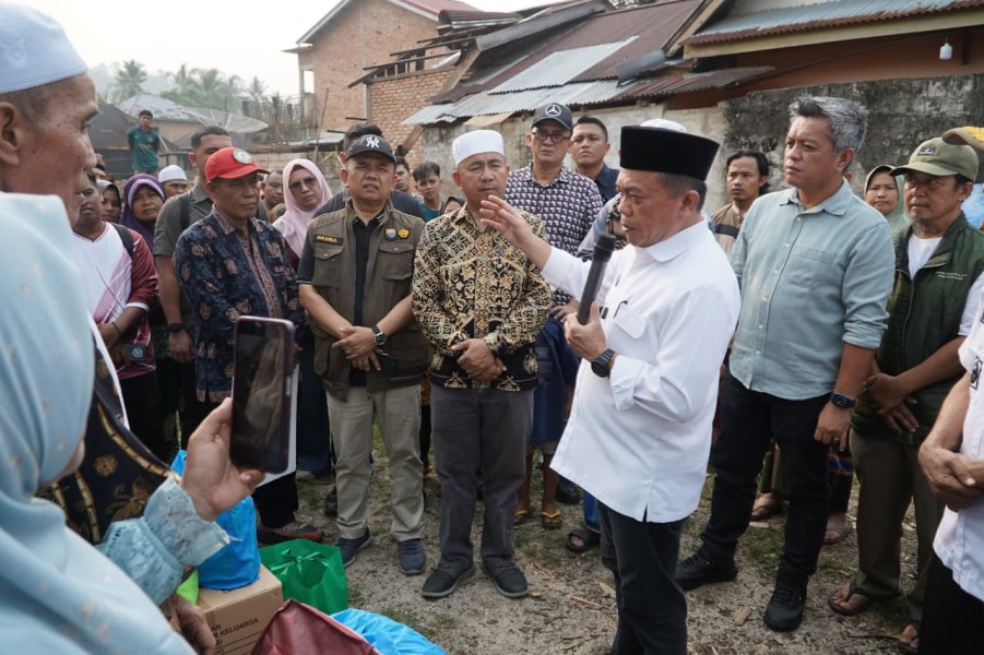 Gubernur Al Haris Turun Langsun Serahkan Bantuan untuk Korban Kebakaran di Desa Buat Kabupaten Bungo
