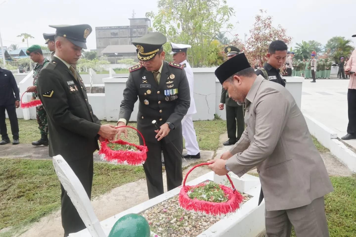 Bupati Inhil Tabur Bunga di TMP Yudha Bhakti, Jelang HUT TNI ke-78