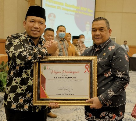 Aktif Dalam Penanggulangan HIV/AIDS di Siak, Husni Merza Dapat Penghargaan.