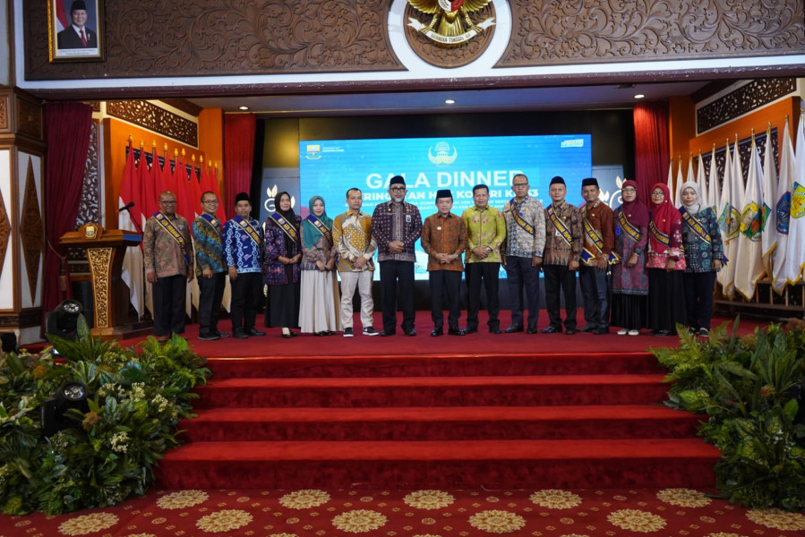 Al Haris Anugerahkan Penghargaan kepada Pegawai Teladan dan Pensiunan PNS di Jambi