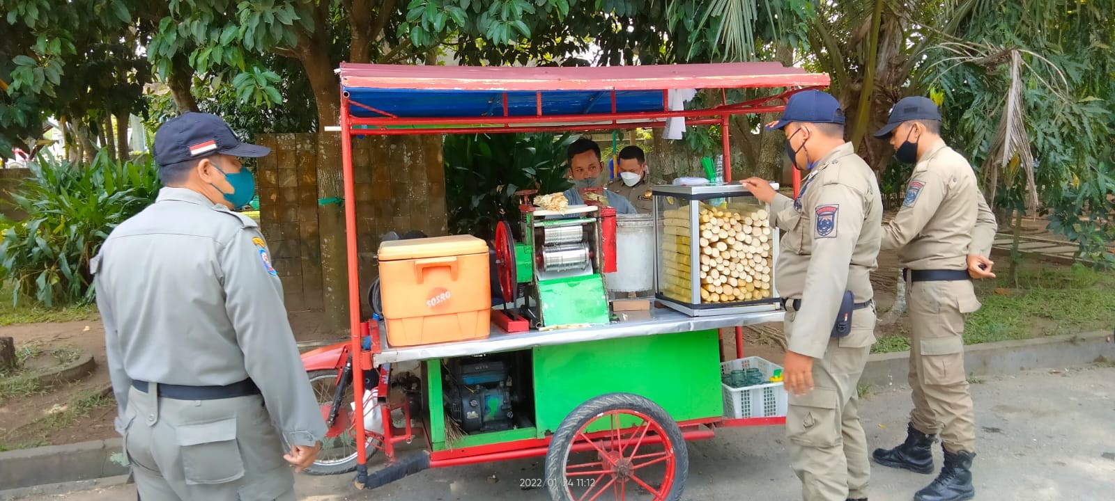 Ditertibkan Satpol PP Inhil, PKL di Trotoar Jalan Berharap Ada Perhatian dari Pemda