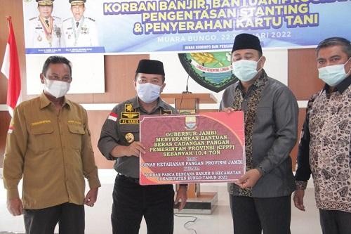 Gubernur Jambi Serahkan Bantuan Beras kepada Korban Banjir