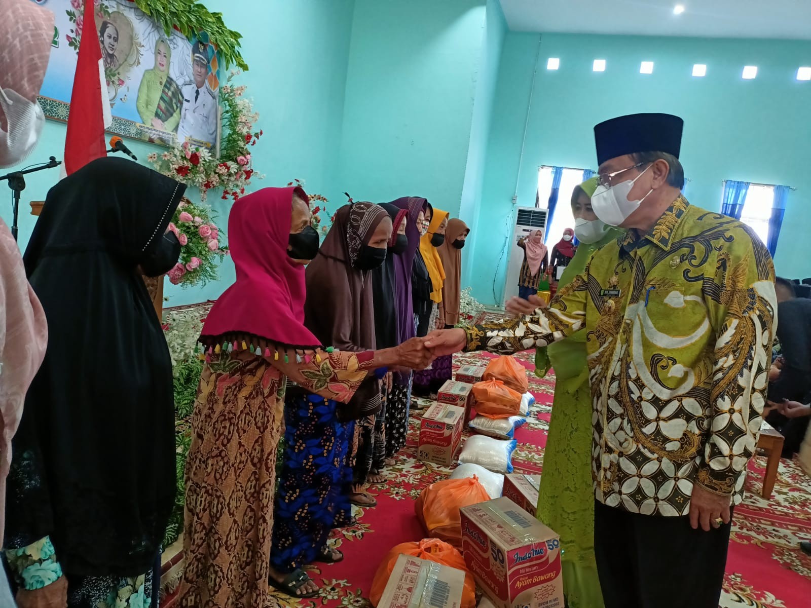 Bupati Wardan Salurkan Bantuan Program Lansia Dinsos