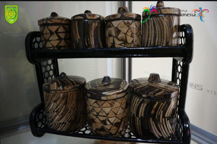 Souvenir Khas  Estetik Dari Batok Kelapa Indragiri Hilir