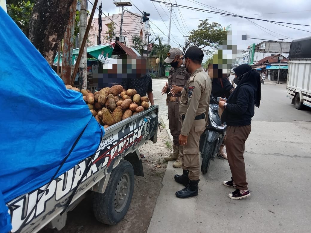 Satpol PP Inhil Tegur dan Berikan Surat Pernyataan Kepada 3 PKL yang Bandel