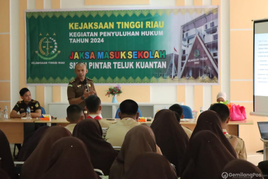 Jaksa Masuk Sekolah, Kejati Riau Berikan Penyuluhan Hukum pada Siswa/i SMAN Pintar Teluk Kuantan