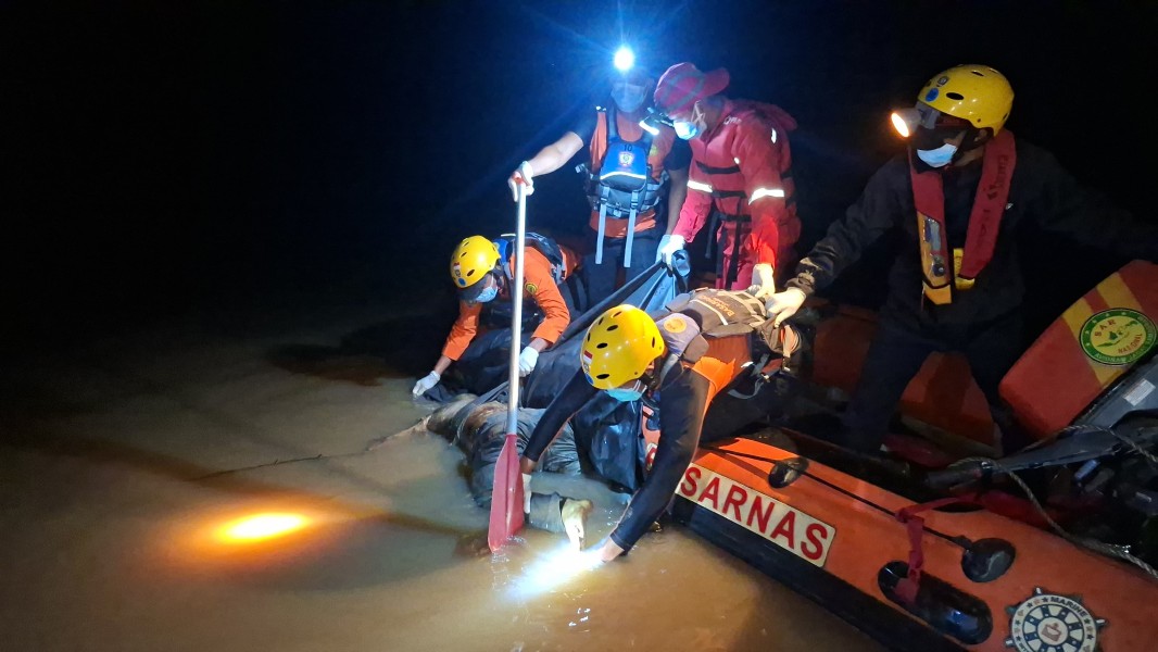 Satu Korban Jembatan Runtuh di Sungai Limau Ditemukan Meninggal, Tim SAR Lanjutkan Pencarian