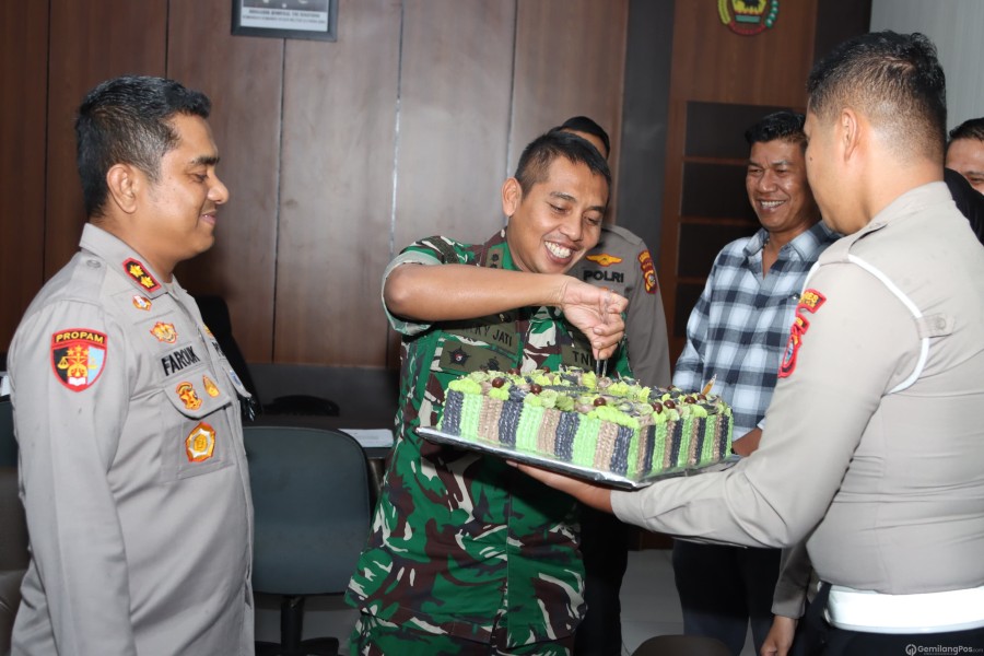 Sinergi TNI Polri, Kapolres Berikan Kejutan Selamat Ulang Tahun Pada Dandim 0314 Inhil