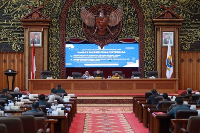 Rapat Paripurna DPRD Provinsi Jambi Dalam Agenda Pengumuman Susunan Fraksi
