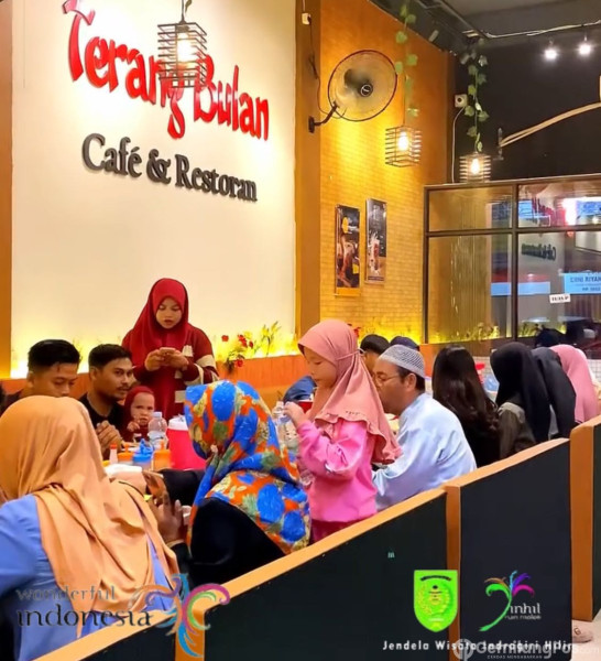 Terang Bulan Tembilahan, Perpaduan Rumah Makan, Kedai Kopi & Cafe Dalam 1 Tempat