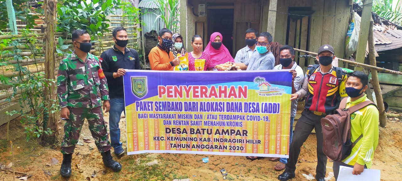 H-1 Lebaran, Pemdes Batu Ampar Salurkan 306 Paket Sembako dan 115 BLT