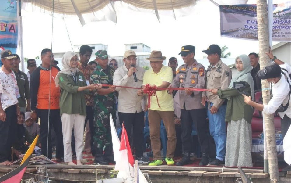 Bupati Inhil dan Disporabudpar Hadiri Lomba Pacu Pompong di Sungai Luar 