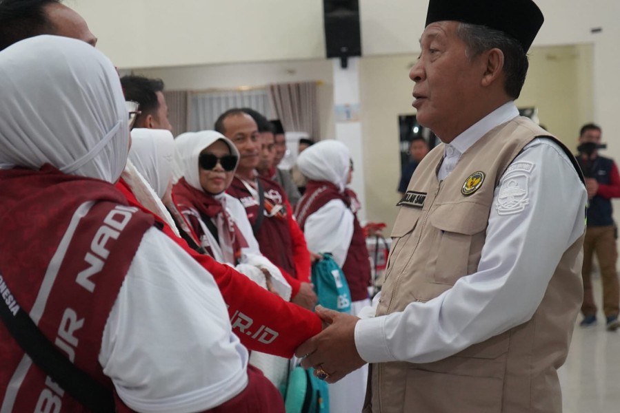 Wagub Sani Lepas 442 JCH Kloter BTH 22 Provinsi Jambi, Doakan Keselamatan dan Keberkahan Bagi Keluarga dan Daerah