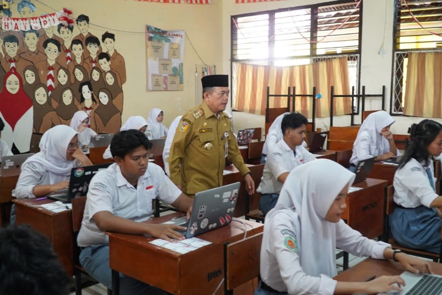 Gubernur Al Haris Tinjau Pelaksanaan TKA di SMAN 8 dan SMKN 1 Kota Jambi Untuk Evaluasi Kualitas Siswa