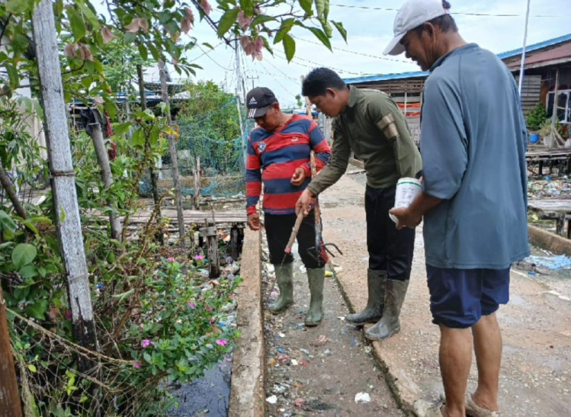 Petugas Gabungan Gotong Royong Berantas Sarang Nyamuk di Desa Kuala Selat