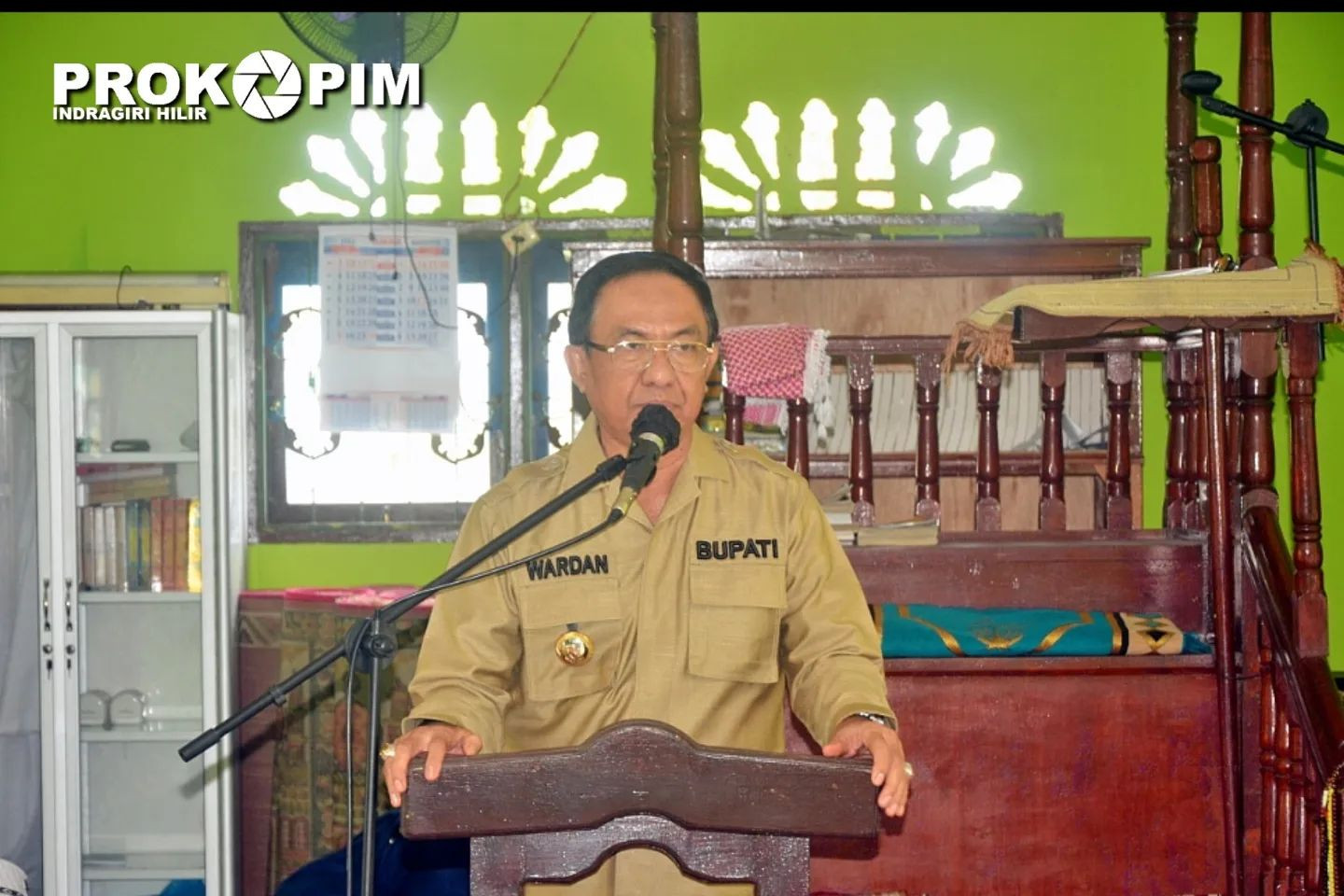 Didampingi Ketua TP PKK dan BAZNAS Inhil Bupati HM Wardan MP, Serahkan Santunan Kepada Keluarga Korban Kecelakaan Speedboat di Kec. Kateman