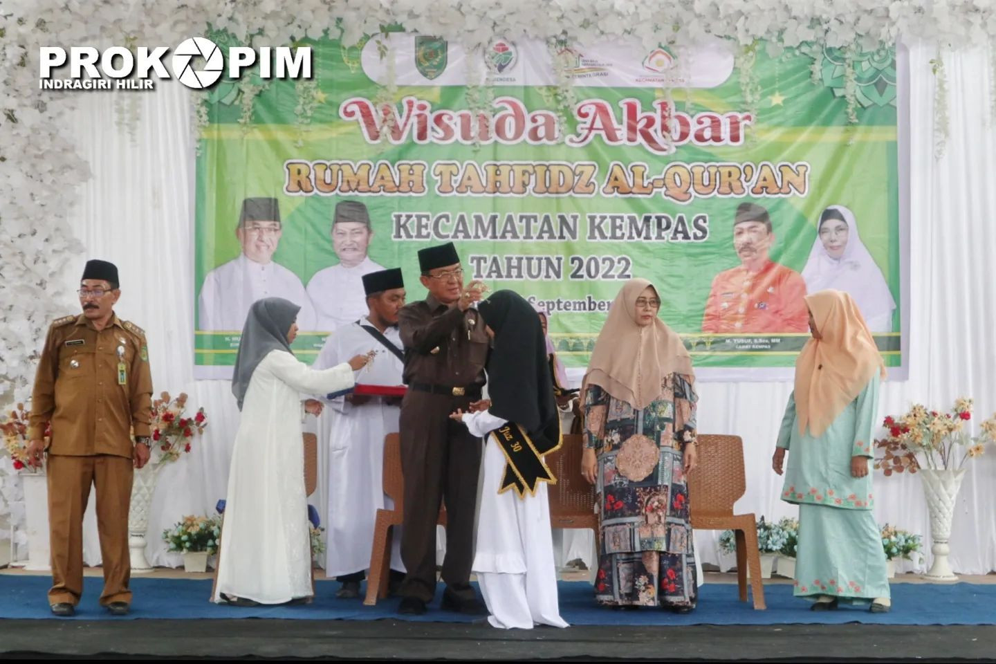 Bupati HM. Wardan, MP Didampingi Ketua TP PKK Hj. Zulaikhah, Menghadiri Wisuda Akbar Rumah Tahfidz Al-Qur\'an se Kecamatan Kempas