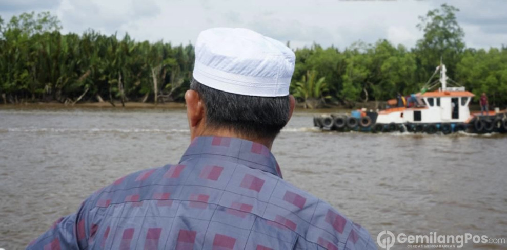 Pj.Bupati tetap kontrol Pengiriman Peralatan Perbaikan Jembatan Prt 16 Desa Pulau Kecil Reteh