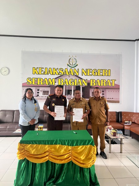 Kejari SBB Tandatangani MoU dengan Bapenda SBB dan Terima 11 SKK