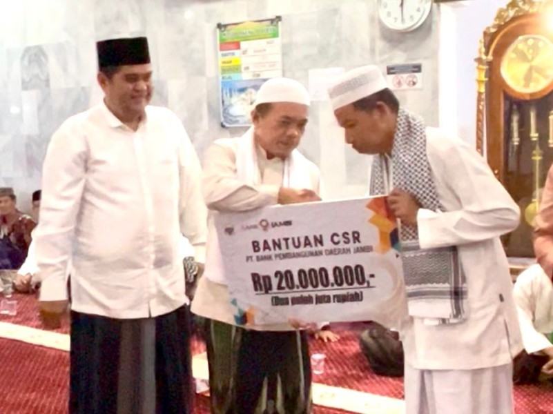 Bank Jambi Kembali Salurkan CSR, Diserahkan Langsung Gubernur Al Haris ke Pengurus Masjid Al Jihad Bangko