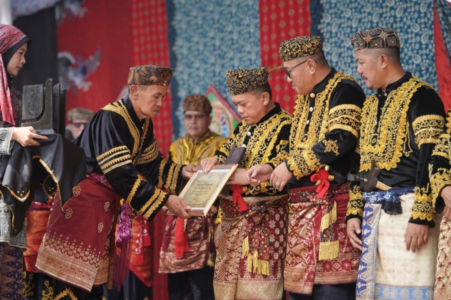 Gubernur Al Haris Dianugerahi Gelar Adat Kehormatan Depati Amanah Negroi Tanoh Sunge Pnoh