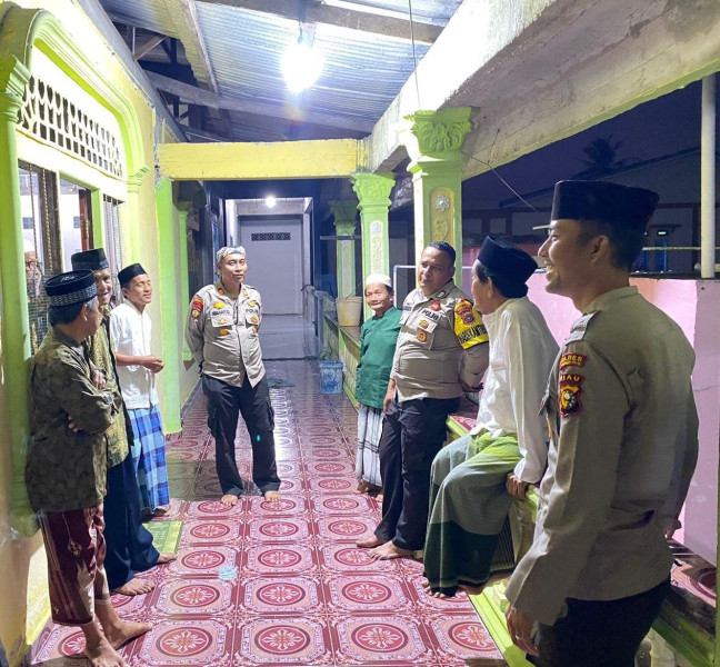 Kapolsek Kateman Sholat Berjamaah Keliling Imbau Pemilu Damai