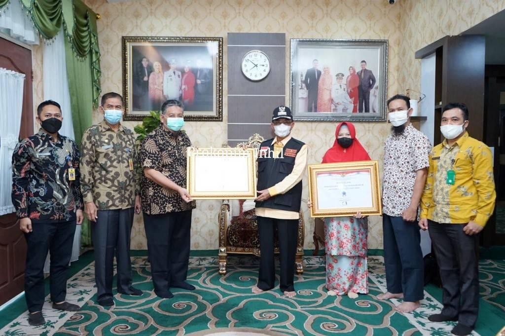 Bupati HM Wardan MP Terima Sertifikat SAKIP dari Menpan