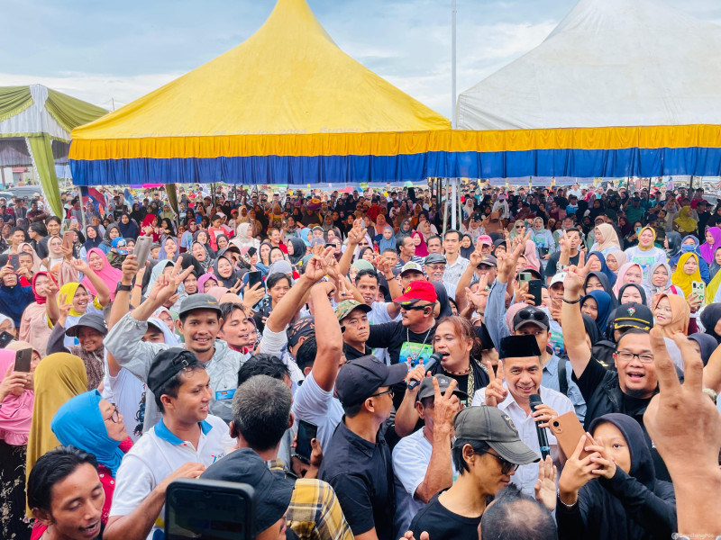 Meski Hujan, Semangat Ribuan Masyarakat Tidak Surut di Kampanye Fermadani
