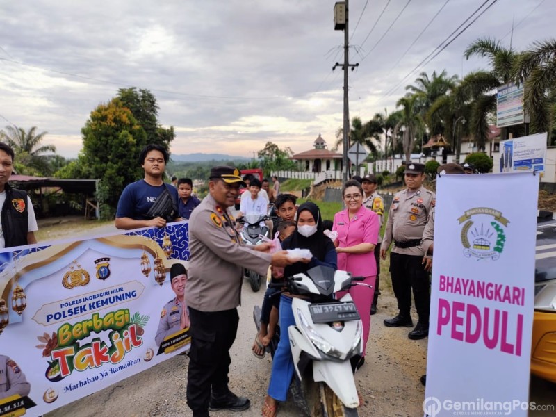 Jalani Ramadhan 1446 H dengan Mengharap Keberkahan, Polsek Kemuning Lakukan Kegiatan Berbagi Takjil