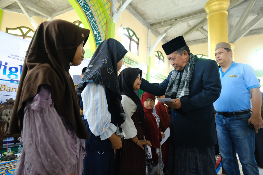 Momentum Muharram, Wagub Sani Santuni Ratusan Anak Yatim di Kecamatan Betara