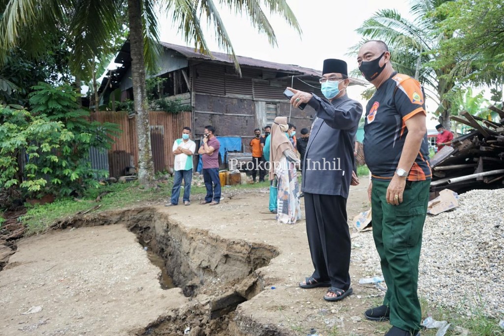 Bupati HM.Wardan Tinjau Lonsor di Parit 7 & 5 Tembilahan Hulu, Himbau Masyarakat Kurangi Aktivitas D