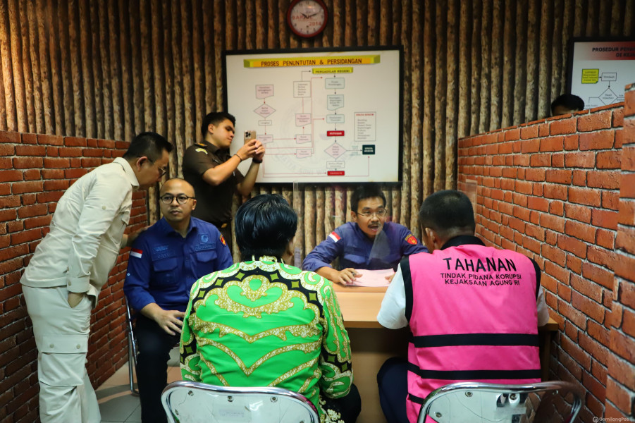 Penyerahan Tersangka dan Barang Bukti (Tahap II) Terhadap 3 Orang Tersangka Dalam Perkara Komoditas Timah