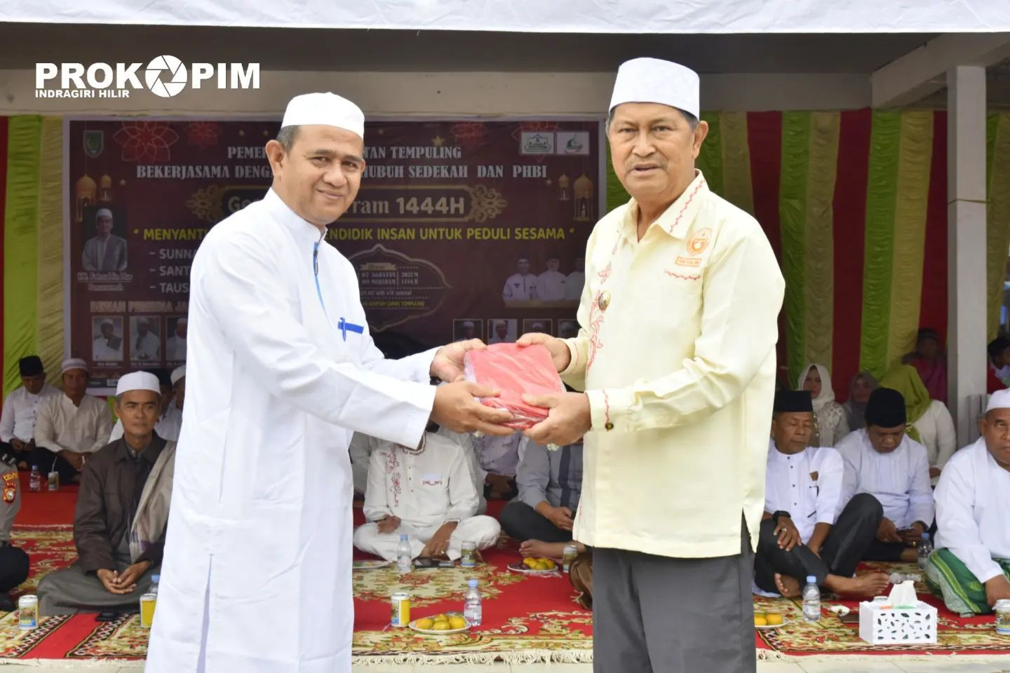 Hadiri Gema Muharram 1444 H, Wabup Inhil H. Syamsuddin Uti Serahkan Santunan dan Bagikan Bedera Merah Putih di Kecamatan Tempuling