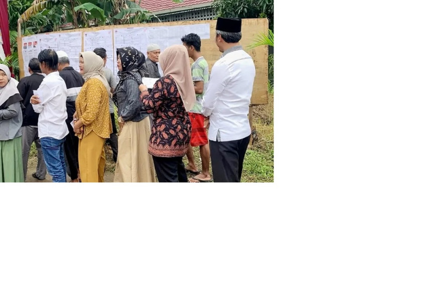 Bersama Istri, Edi Purwanto Mencoblos di Pemilu 2024