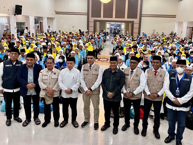 Sambut Jamaah Haji Kloter 13, Gubernur Al Haris Minta Maaf atas Kekurangan Layanan