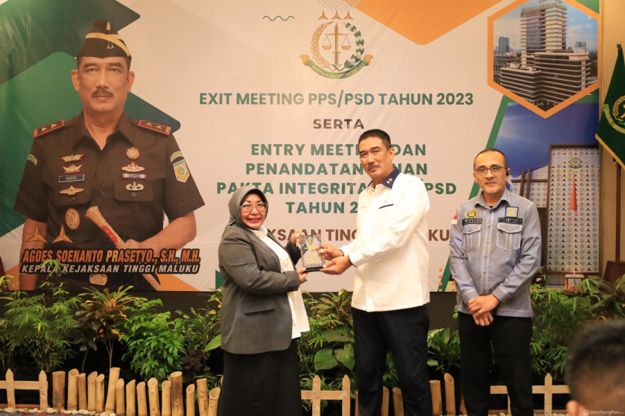 PENANDATANGANAN PAKTA INTEGRITAS PPS DAN PSD KEJATI MALUKU BERSAMA KEMENTERIAN DAN PEMERINTAH LINGKUP PROVINSI MALUKU