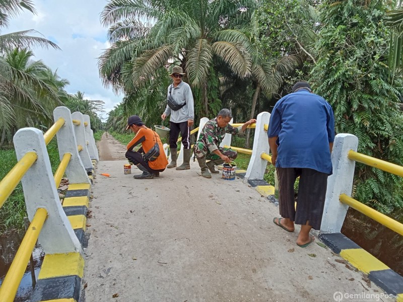 TMMD ke-123, Personel Kodim 0314/Inhil Laksanakan Pengecatan Jembatan