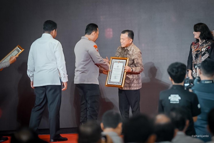 Gubernur Jambi Al Haris Terima Penghargaan dari Kapolri Jenderal Listyo Sigit Prabowo
