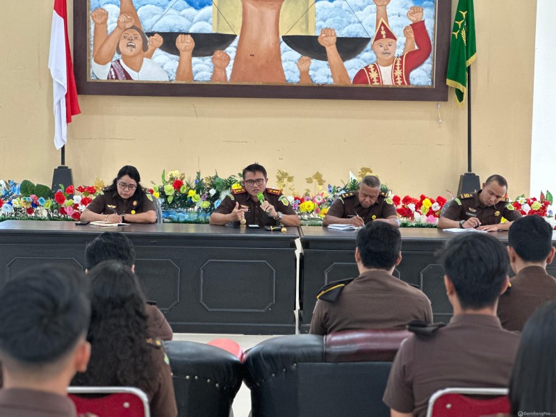 Kajati Maluku Pimpin Rapat Staf AA Dalam Rangka Monitoring dan Evaluasi
