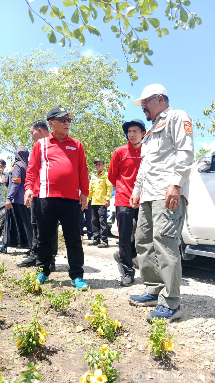 Bupati Bistamam Bersama Kepala DLH Rohil Suwandi Dan Petugas Tanami 100 Pohon Ketapang