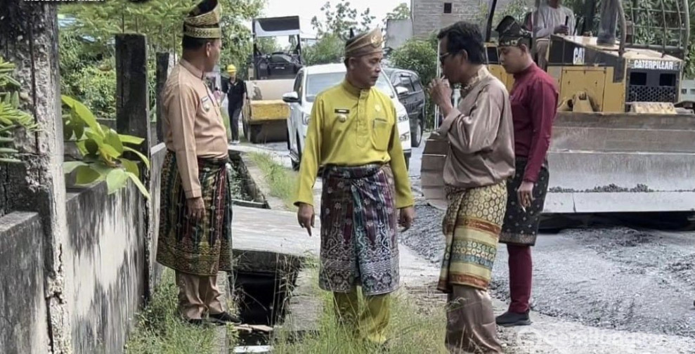 Pj.Bupati Herman  Datangi Lansung Pengerjaan Ruas Jalan SKB Tembilahan