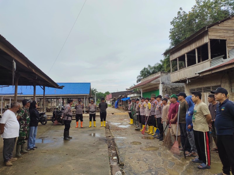 INPRES, Sinergitas TNI-Polri di Kemuning Gelar Aksi Jumat Bersih