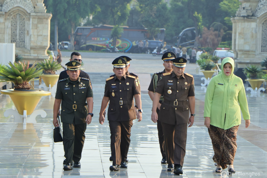 Dalam Rangka HBA ke-64 dan HUT IAD ke-24, Wakil Jaksa Agung Pimpin Upacara Ziarah di Taman Makam Pahlawan Kalibata