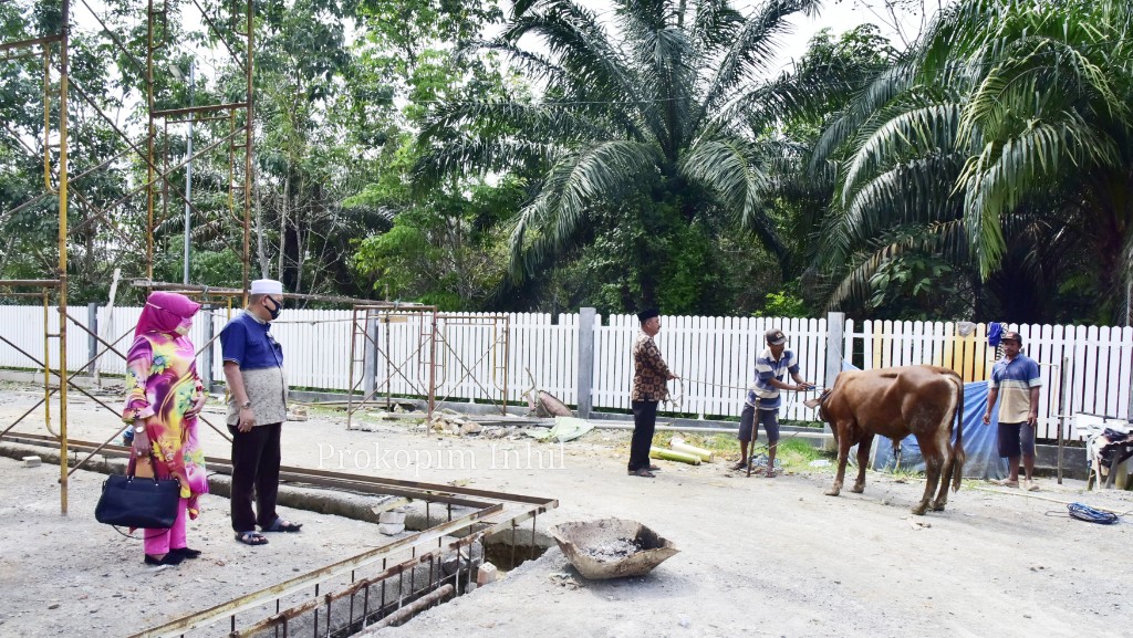 Wakil Bupati H.Syamsuddin Uti Sembelih seekor Sapi di Bayas Jaya - Kempas