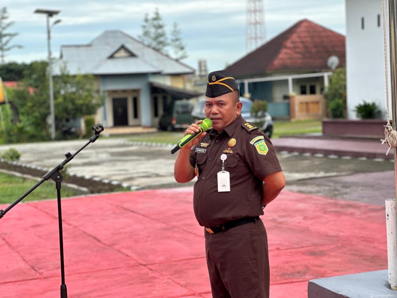 Plt. Kajari SBB Pimpin Apel Senin Pagi, Bambang : Jaksa Agung Muda Pengawasan Akan Kunker di Kejari SBB