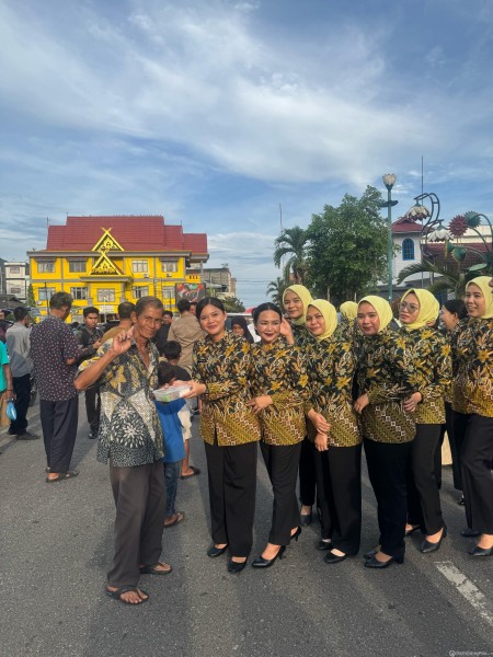 Berbagi Takjil, Kejaksaaan Negeri Rokan Hilir Bersama IAD Sapa Masyarakat